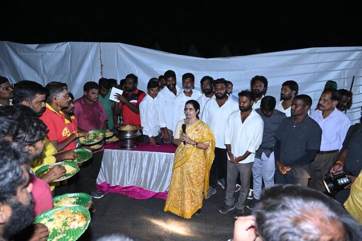 కుటుంబాలను వదిలిపెట్టి వచ్చి యువగళం పాదయాత్రలో నారా లోకేష్ కు అండగా నిలిచిన వాలంటీర్లకు, వారి కుటుంబ సభ్యులకు ఏమి ఇచ్చినా రుణం తీరదు అని నారా భువనేశ్వరి అన్నారు.