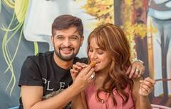 Nil Trina: পিৎজা-আইসক্রিম সহযোগ জমজমাট পেটপুজো, কন্টিনেন্টাল খাবারের স্বাদে মজলেন নীল-তৃণা