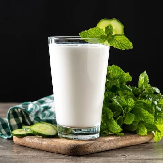 ਲੱਸੀ-ਪੇਟ ਦੀ ਗਰਮੀ ਨੂੰ ਦੂਰ ਕਰਨ ਤੇ ਸਰੀਰ ਨੂੰ ਠੰਢਕ ਦੇਣ ਲਈ ਤੁਸੀਂ ਰੋਜ਼ਾਨਾ ਇਕ ਕਟੋਰੀ ਦਹੀਂ, ਰਾਇਤਾ ਜਾਂ ਲੱਸੀ ਨੂੰ ਆਪਣੀ ਖੁਰਾਕ 'ਚ ਸ਼ਾਮਲ ਕਰ ਸਕਦੇ ਹੋ।