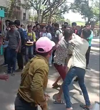 याच कारवाई दरम्यान पुणे महापालिका सुरक्षारक्षकाला मारहाण केल्याची घटना समोर आली आहे.