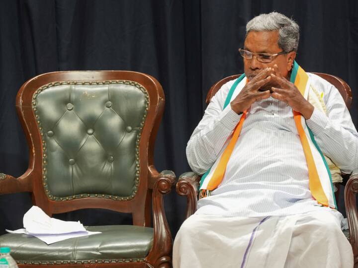 Siddaramaiah likely to be the new Karnataka Congress leader Randeep Surjewala give information regarding the swearing in ceremony Karnataka CM : कर्नाटकच्या मुख्यमंत्रिपदासाठी सिद्धरामय्या यांच्या नावावर शिक्कामोर्तब? मंत्रिमंडळाबाबत काँग्रेसकडून महत्त्वाची माहिती