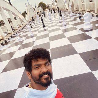 தமிழ் திரையுலகின் முக்கிய இயக்குநர்களுள் ஒருவர் விக்னேஷ் சிவன். இவர் பிரபல நடிகை நயன்தாராவின் கணவரும் ஆவார்.