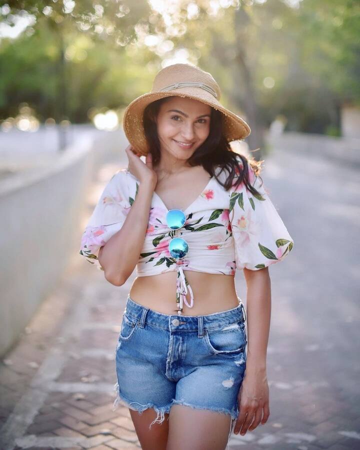 రీసెంట్ గా ‘నో ఎంట్రీ’ సినిమాలో నటించింది. Photo Credit: Andrea Jeremiah/Instagram