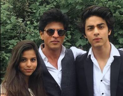 रिपोर्ट्सनुसार, आर्यन खानची 'स्टारडम' नावाची वेब सिरीज येत आहे.  आर्यनचे वडील म्हणजेच शाहरुख खान स्वतः या वेब सिरीजमध्ये अभिनय करताना दिसणार आहेत.