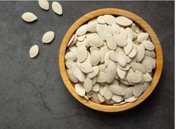 ਕੱਦੂ ਦੇ ਬੀਜ ਕਈ ਜ਼ਰੂਰੀ ਪੌਸ਼ਟਿਕ ਤੱਤਾਂ ਨਾਲ ਭਰਪੂਰ ਮੰਨੇ ਜਾਂਦੇ ਹਨ। ਇਨ੍ਹਾਂ 'ਚ ਵਿਟਾਮਿਨ ਏ, ਸੀ ਅਤੇ ਈ, ਪੋਟਾਸ਼ੀਅਮ, ਫਾਈਬਰ ਅਤੇ ਬੀਟਾ ਕੈਰੋਟੀਨ ਕਾਫੀ ਮਾਤਰਾ 'ਚ ਪਾਏ ਜਾਂਦੇ ਹਨ।