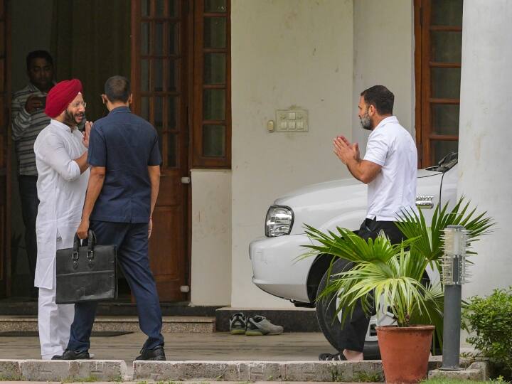 कौन बनेगा कर्नाटक का सीएम? राहुल गांधी और मल्लिकार्जुन खरगे की डेढ़ घंटे चली क्लोज डोर मीटिंग, सोनिया गांधी से भी होगी बात Karnataka Government Formation Rahul Gandhi meets Mallikarjun Kharge and hold discussion on karnataka cm post DK Shivakumar Siddaramaiah कौन बनेगा कर्नाटक का सीएम? राहुल गांधी और मल्लिकार्जुन खरगे की डेढ़ घंटे चली क्लोज डोर मीटिंग, सोनिया गांधी से भी होगी बात