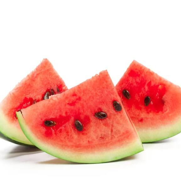 ਤਰਬੂਜ-ਗਰਮੀਆਂ 'ਚ ਸਰੀਰ ਨੂੰ ਠੰਢਾ ਰੱਖਣ ਤੇ ਡੀਹਾਈਡ੍ਰੇਸ਼ਨ ਦੀ ਸਮੱਸਿਆ ਨੂੰ ਦੂਰ ਕਰਨ ਲਈ ਤਰਬੂਜ ਦਾ ਸੇਵਨ ਕੀਤਾ ਜਾ ਸਕਦਾ ਹੈ। ਤਰਬੂਜ 'ਚ ਪਾਣੀ ਦੀ ਮਾਤਰਾ ਜ਼ਿਆਦਾ ਹੁੰਦੀ ਹੈ ਤੇ ਇਸ ਨੂੰ ਖਾਣ ਤੋਂ ਬਾਅਦ ਜਲਦੀ ਭੁੱਖ ਨਹੀਂ ਲੱਗਦੀ। ਤਰਬੂਜ ਵਿੱਚ ਲਾਈਕੋਪੀਨ ਵੀ ਹੁੰਦਾ ਹੈ ਜੋ ਚਮੜੀ ਨੂੰ ਸੂਰਜ ਦੇ ਨੁਕਸਾਨ ਤੋਂ ਬਚਾਉਂਦਾ ਹੈ।
