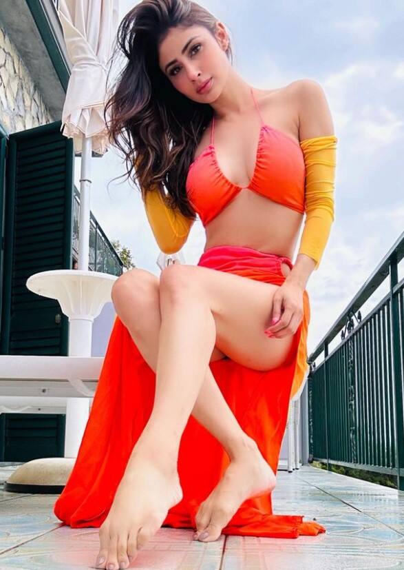 ऑरेंज कलर की बिकिनी में मैचिंग सारोंग पेयर कर Mouni Roy की अदाओं को देख फैंस दिल थाम रहे हैं.
