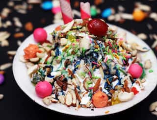 Cold poison: Caution before eating ice balls, colors of ice balls found inedible in Surat ઠંડુ ઝેરઃ આઈસ ગોલા ખાતા પહેલા સાવધાન, સુરતમાં બરફ ગોલાના રંગ અખાદ્ય મળી આવ્યા