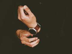 लोग बाएं हाथ में ही क्यों पहनते हैं घड़ी, क्या है इसके पीछे की खास वजह?