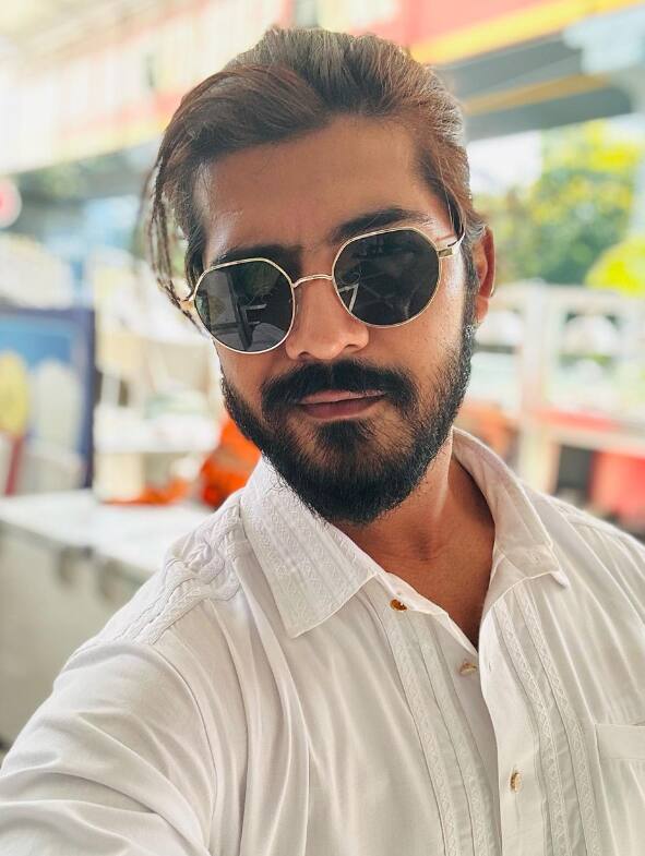 शीझानच्या आगामी प्रोजेक्टचीदेखील चाहत्यांना उत्सुकता आहे.