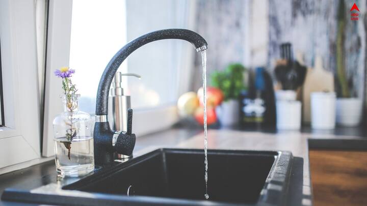 আপনার রান্নাঘরের স্টিলের বেসিন পরিষ্কার রাখতে বেকিং সোডা ব্যবহার করতে পারেন, তাতে বেসিন ঝকঝক করবে।