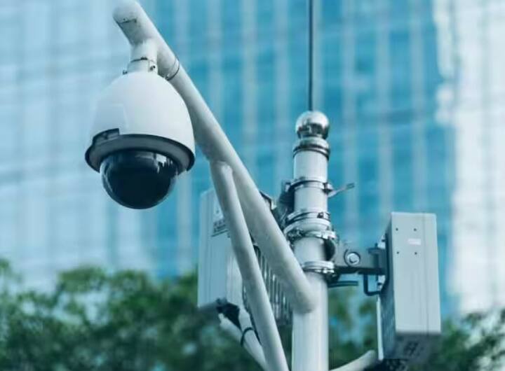 ભારતનું બીજું મેટ્રો શહેર હૈદરાબાદ છે, જ્યાં દર 1000 લોકો પર 42 કેમેરા છે. દેશની રાજધાની નવી દિલ્હી ત્રીજા નંબરે છે. અહીં દર હજાર લોકો દીઠ 27 કેમેરા છે.