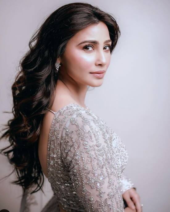 डेजी शाह को लेकर खबर है कि इस शो में सबसे ज्यादा कमाई वो कर रही हैं. सियासत डॉट कॉम की रिपोर्ट के मुताबिक एक्ट्रेस को पर एपिसोड 15 लाख रुपए मिलेंगे.