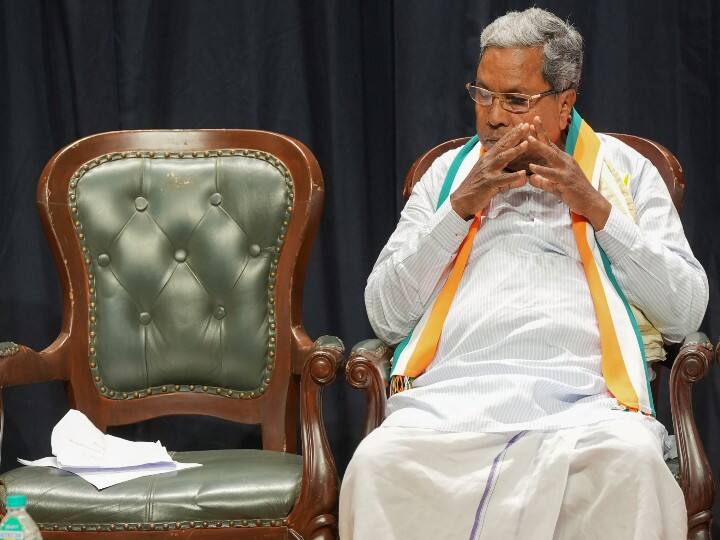Karnataka Politics Siddaramaiah fight with Kharge 10 years ago this time with DK Shivkumar suspense remains for CM post Karnataka Politics: 10 साल पहले खरगे से हुई थी सिद्धारमैया की तकरार, इस बार शिवकुमार से रार- CM पद के लिए सस्पेंस बरकरार