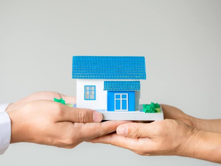 एसबीआई बेंचमार्क प्राइम लेंडिंग रेट को 14.15% से बढ़ाकर 14.85% कर दिया गया है. वहीं एसबीआई ने बेस रेट को भी 9.40% से बढ़ाकर 10.10% कर दिया है.