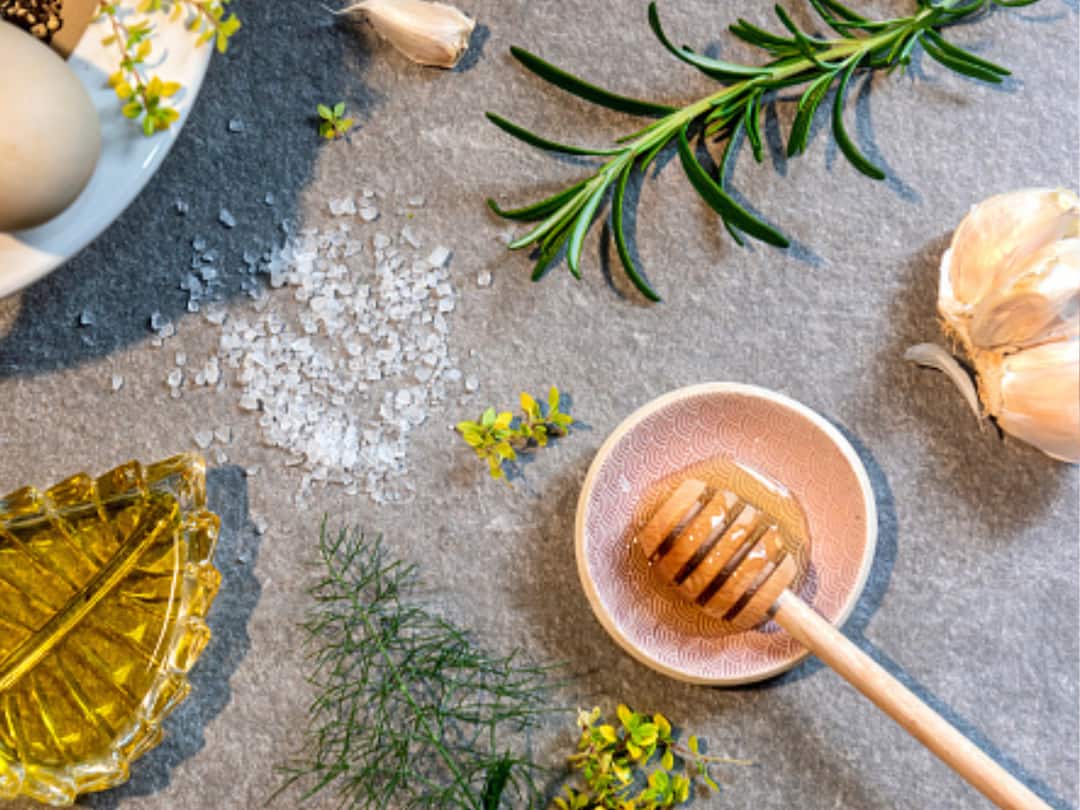 Weight Management To Heart Health- Know The Benefits Of Consuming Honey And Garlic On An Empty Stomach Benefits Of Consuming Honey And Garlic On An Empty Stomach Weight Management To Heart Health- Know The Benefits Of Consuming Honey And Garlic On An Empty Stomach