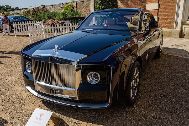 तीसरी कार Rolls-Royce Sweptail है. जिसकी कीमत लगभग 1,05,28,32,012 रुपये है.