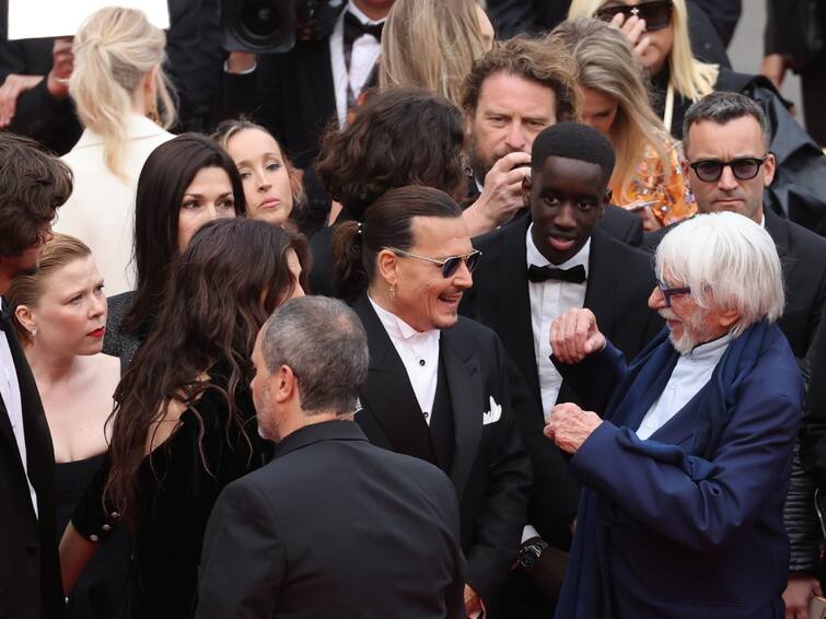 johnny depp gets seven minutes standing ovation for his movie jeanne du barry Watch Video:  Johnny Depp: ஏழு ஆண்டுகளுக்குப்  பிறகு நடிப்புக்காக அப்லாஸ்.. கான் திரைப்பட விழாவில் ஜானி டெப்