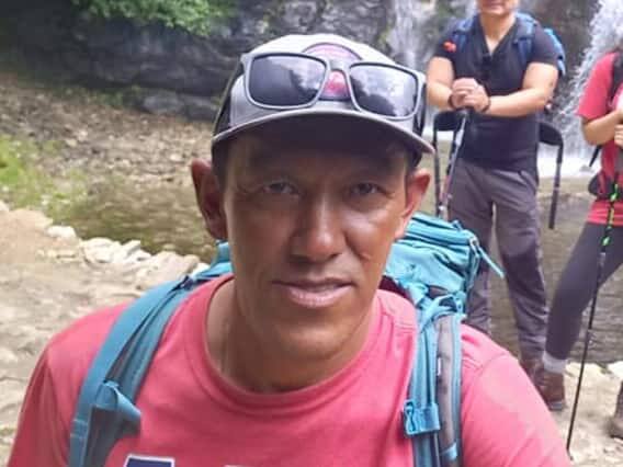 શેરપાઓ મુખ્યત્વે પર્વતોમાં વિદેશી ગ્રાહકોને માર્ગદર્શન આપવાનું કામ કરે છે.