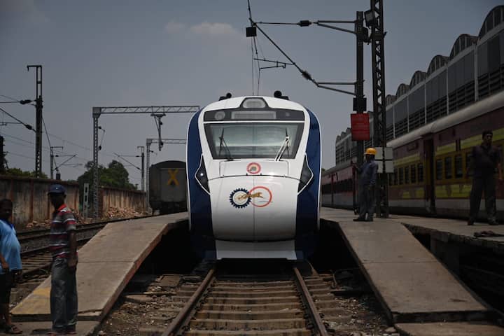 এবার সাড়ে ৬ ঘণ্টায় জগন্নাথ-দর্শন। সকালে হাওড়া থেকে ট্রেনে উঠলে দুপুরের মধ্যেই পৌঁছনো যাবে পুরীতে। সৌজন্যে হাওড়া-পুরী বন্দে ভারত এক্সপ্রেস।