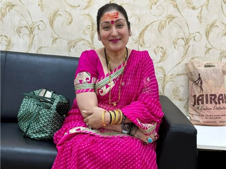 Sunita Ahuja Photos: महाकाल मंदिर के गर्भगृह में हैंडबैग लेकर पहुंचीं गोविंदा की पत्नी, तस्वीर को लेकर मचा बवाल