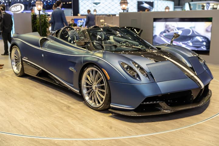 छठवी कार Pagani Codalunga है. जिसकी कीमत लगभग 60,99,31,680 रुपये है.