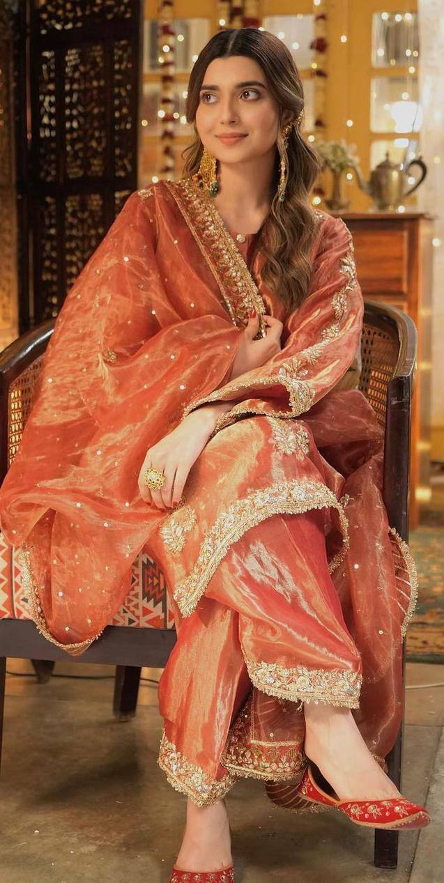 ਪੰਜਾਬੀ ਸਿੰਗਰ ਤੇ ਅਦਾਕਾਰਾ ਨਿਮਰਤ ਖਹਿਰਾ ਇੰਨੀਂ ਦਿਨੀਂ ਖੂਬ ਸੁਰਖੀਆਂ ਬਟੋਰ ਰਹੀ ਹੈ। ਉਹ ਹਾਲ ਹੀ 'ਚ ਦਿਲਜੀਤ ਦੋਸਾਂਝ ਦੇ ਨਾਲ ਫਿਲਮ 'ਜੋੜੀ' 'ਚ ਨਜ਼ਰ ਆਈ ਸੀ।