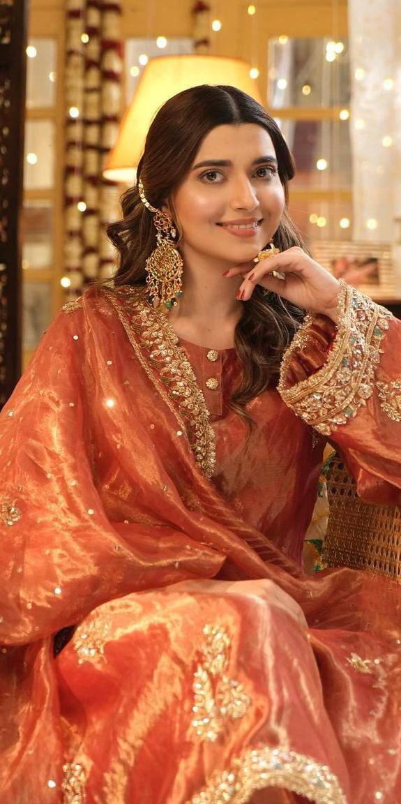 ਇਸ ਫਿਲਮ 'ਚ ਦਿਲਜੀਤ-ਨਿਮਰਤ ਦੀ ਲਵ ਕੈਮਿਸਟਰੀ ਨੂੰ ਖੂਬ ਪਿਆਰ ਮਿਲ ਰਿਹਾ ਹੈ। ਇਸ ਦੌਰਾਨ ਨਿਮਰਤ ਖਹਿਰਾ ਲਗਾਤਾਰ ਲਾਈਮਲਾਈਟ 'ਚ ਬਣੀ ਹੋਈ ਹੈ।