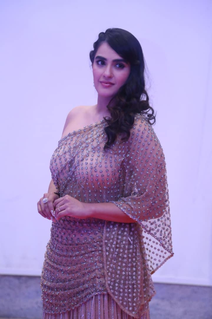 కావ్య థాపర్ లేటెస్ట్ ఫోటోలను ఇక్కడ చూడండి.