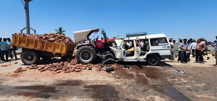 वड्डी गावाच्या हद्दीत बोलरे गाडी पोहोचली असता राँग साईडने विटाने भरलेला ट्रॅक्टर अचानक समोर आला.