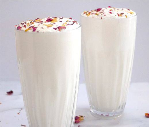 Benefits of lassi: ਪੰਜਾਬ ਵਿੱਚ ਗਰਮੀ ਦਾ ਕਹਿਰ ਵਧ ਗਿਆ ਹੈ। ਪਾਰਾ 44 ਡਿਗਰੀ ਤੱਕ ਪਹੁੰਚ ਗਿਆ ਹੈ। ਲੂ ਲੱਗਣ ਦੇ ਕੇਸ ਲਗਾਤਾਰ ਵਧ ਰਹੇ ਹਨ। ਅਜਿਹੇ ਵਿੱਚ ਡਾਕਟਰ ਵੱਧ ਤੋਂ ਵੱਧ ਤਰਲ ਪਦਾਰਥ ਲੈਣ ਦੀ ਸਲਾਹ ਦੇ ਰਹੇ ਹਨ।