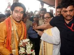 महावीर मंदिर के अंदर पूजा करने में मग्न रहे धीरेंद्र शास्त्री, आचार्य के साथ क्या हुआ तस्वीर देखिए