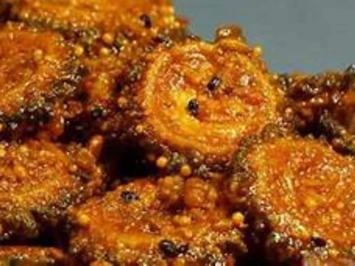 पतली स्लाइस काट लें:अतिरिक्त पानी निकाल दें और करेले के पतले टुकड़े काट कर एक प्लेट में निकाल लें.