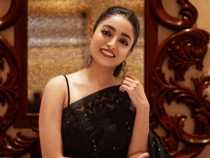 दूसरी कई अभिनेत्रियों की तरह ईशा साहा को भी पुचका खाना बहुत पसंद है. कोलकाता के कई स्ट्रीट फूड के साथ-साथ उन्हें पापरी चाट और दही पुचका खाना भी अच्छा लगता है.