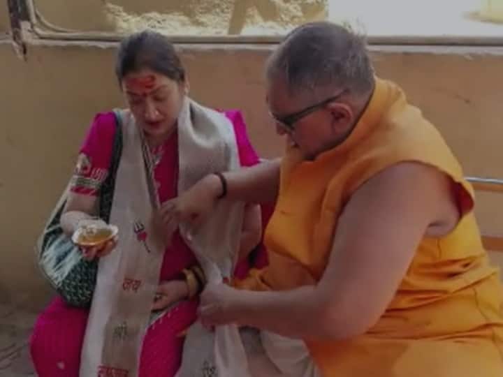 Govinda wife Sunita Ahuja trolled for carrying  bag in sanctorum of Ujjain Mahakal temple Sunita Ahuja Photos: महाकाल मंदिर के गर्भगृह में हैंडबैग लेकर पहुंचीं गोविंदा की पत्नी, सोशल मीडिया पर हुईं ट्रोल