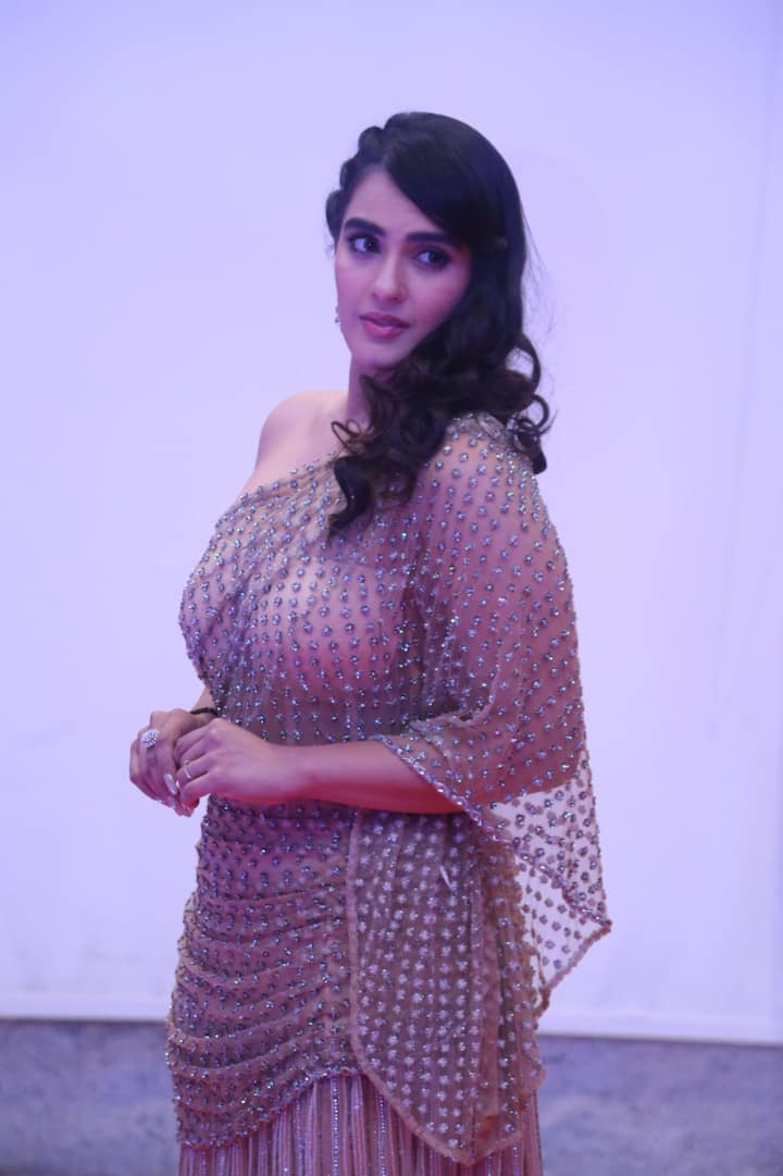 కావ్య థాపర్ లేటెస్ట్ ఫోటోలను ఇక్కడ చూడండి.