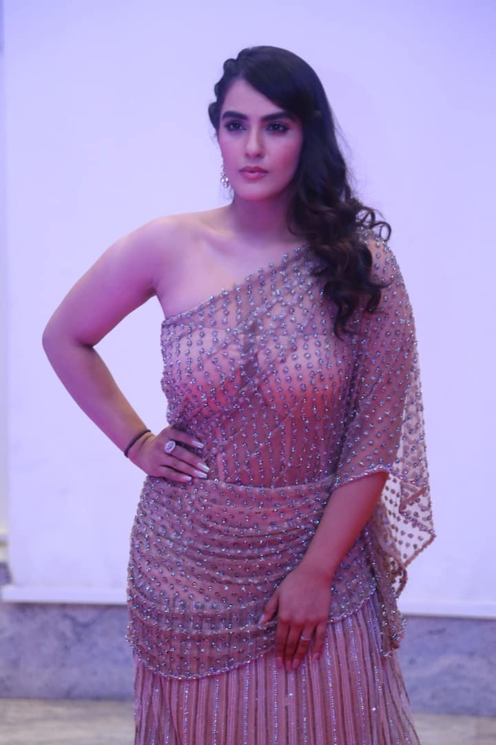 'ఏక్ మినీ కథ' అనే సినిమాతో తెలుగు వెండితతెరకి హీరోయిన్గా పరిచయమైంది కావ్య థాఫర్. మొదటి సినిమాతోనే తన గ్లామర్ తో ప్రేక్షకులను ఆకట్టుకుంది. ఇక తాజాగా విజయ్ ఆంటోనీ సరసన 'బిచ్చగాడు 2' మూవీ లో హీరోయిన్ గా నటించింది. సోషల్ మీడియాలో నిత్5 యాక్టివ్ గా ఉండే కావ్య థాపర్ తాజాగా తన లేటెస్ట్ ఫోటోలను ఇన్స్టాగ్రామ్ లో అభిమానులతో పంచుకుంది.