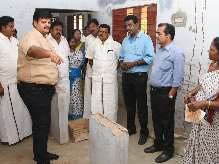 கரூர் மாவட்டத்தில் அரசு கலை அறிவியல் கல்லூரிக்கு தற்காலிக இடம் - ஆட்சியர் நேரில் பார்வை Temporary site for Government College of Arts and Sciences in Karur district TNN கரூர் மாவட்டத்தில் அரசு கலை அறிவியல் கல்லூரிக்கு தற்காலிக இடம் - ஆட்சியர் நேரில் பார்வை