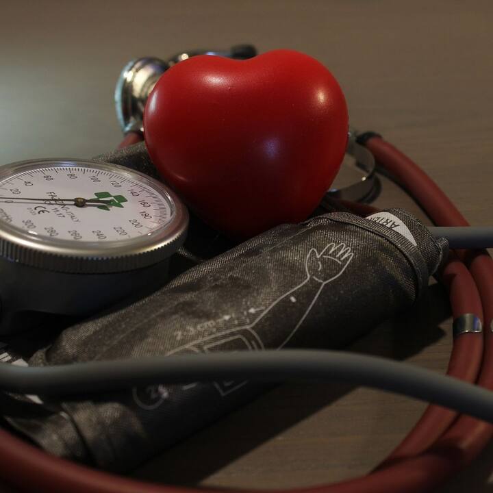 হাইপারটেনশন এমন একটা রোগ যা হঠাৎ মৃত্যু ডেকে আনতে পারে। তবে, হাই ব্লাড প্রেসারের সমস্যা হঠাৎ করে শুরু হয় না। যখন আপনি ঠিক করে শরীরের খেয়াল রাখবেন না, তখনই এইসব সমস্যার শুরু হয়।