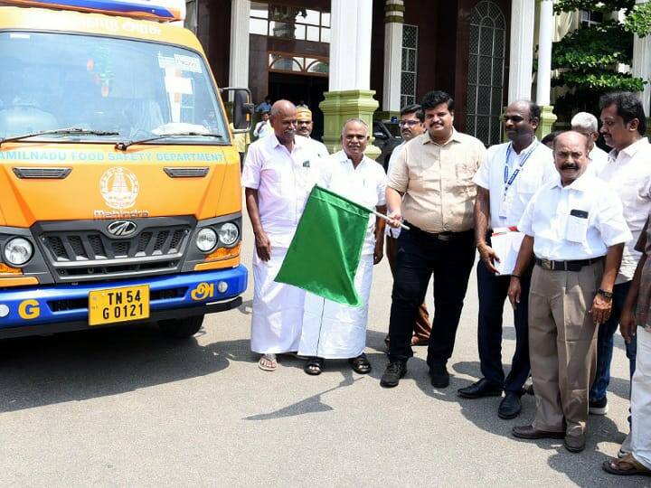 mobile food analysis vehicle was also flagged off by the District Collector of Karur TNN கரூரில் நடமாடும் உணவு பகுப்பாய்வு கூட வாகனம் -  ஆட்சியர் கொடியசைத்து தொடங்கி வைப்பு