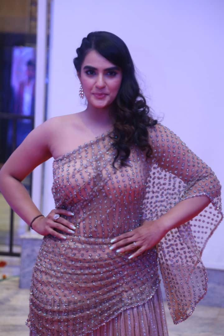 కావ్య థాపర్ లేటెస్ట్ ఫోటోలను ఇక్కడ చూడండి.