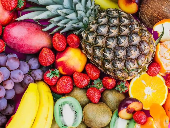 गर्मियों में खुद को सेहतमंद रखना चाहते हैं तो आप गर्मियों के इन फलों को डाइट में शामिल कर लीजिए. इससे सेहत को बहुत सारे लाभ हो सकते हैं. आइए समर फ्रूट्स और उनसे मिलने वाले फायदे के बारे में जानते हैं.