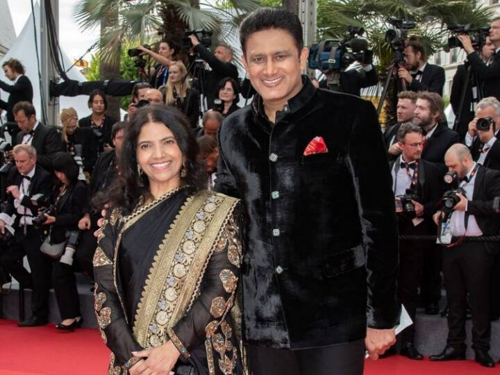 Anil Kumble Cannes 2023 Pics: कान्स 2023 में ना सिर्फ बी-टाउन के बल्कि क्रिकेट के दिग्गजों ने भी शिरकत की है. पूर्व क्रिकेटर अनिल कुंबले भी अपनी पत्नी के साथ कान्स का हिस्सा बने. देखिए तस्वीरें