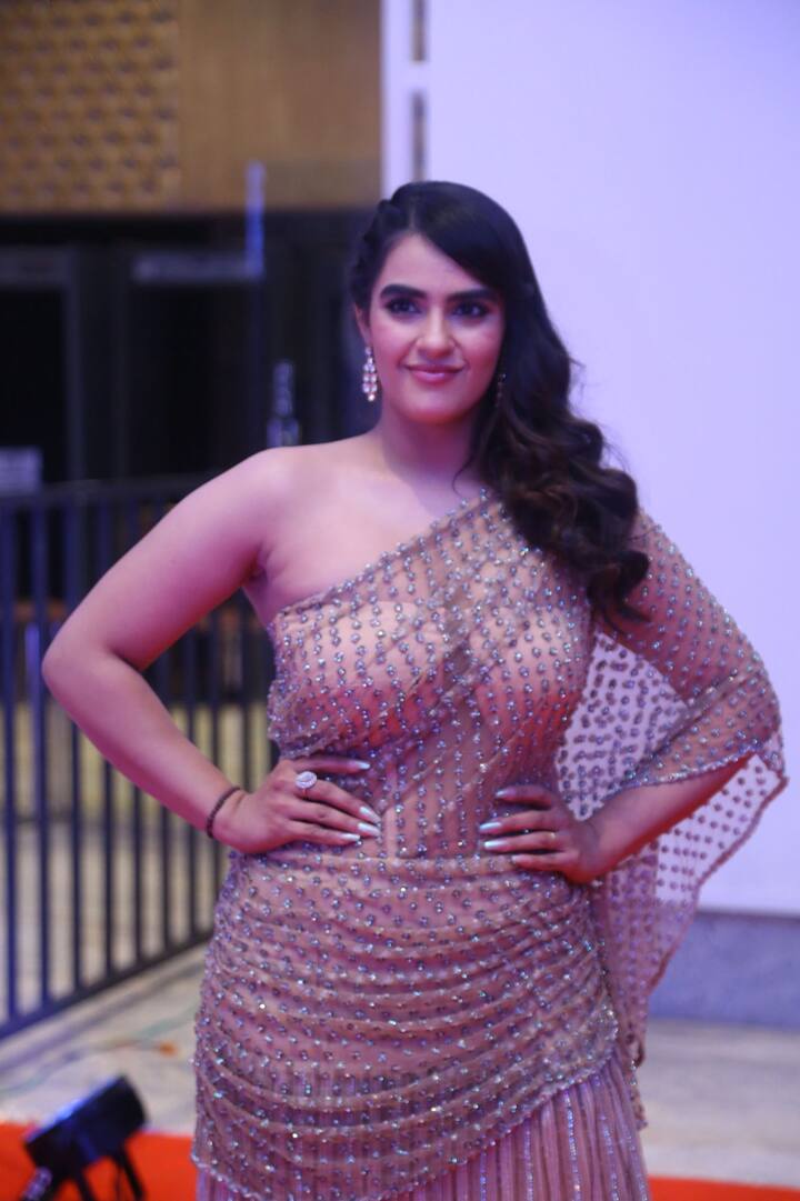 కావ్య థాపర్ లేటెస్ట్ ఫోటోలను ఇక్కడ చూడండి.