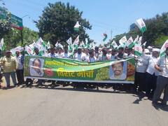 सांगलीत गळ्यात बेदाणा हार घालून स्वाभिमानी शेतकरी संघटनेचा जिल्हाधिकारी कार्यालयावर मोर्चा; फुकट बेदाण्याचे वाटप करून सरकारचा निषेध