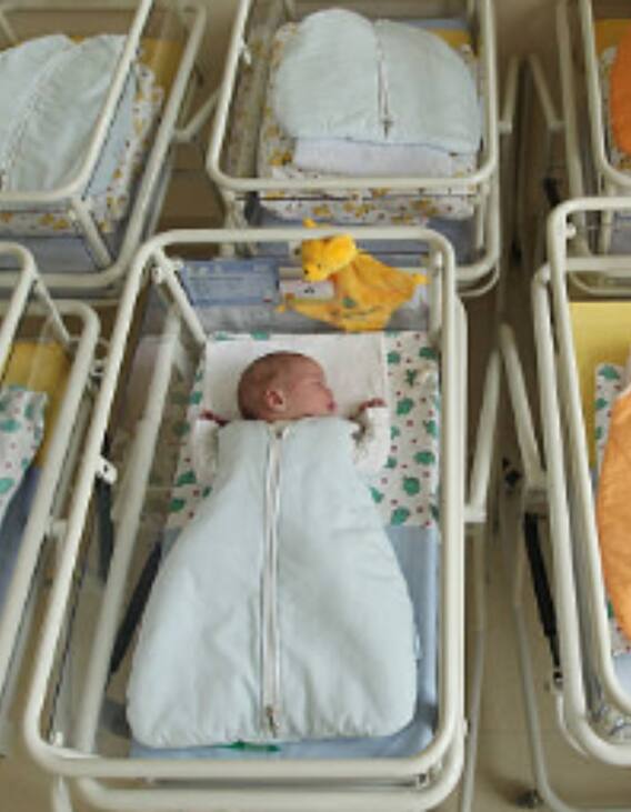 हर दिन दुनियाभर में पैदा होने वाले इतने बच्चे गलत मां बाप को दे दिए जाते हैं