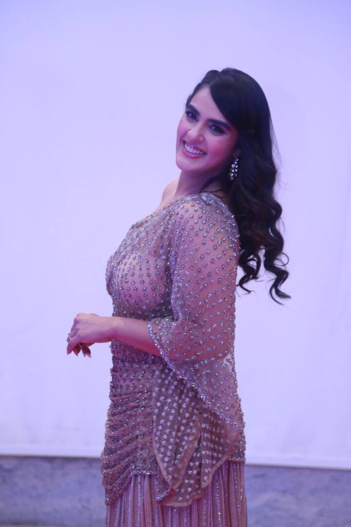 కావ్య థాపర్ లేటెస్ట్ ఫోటోలను ఇక్కడ చూడండి.