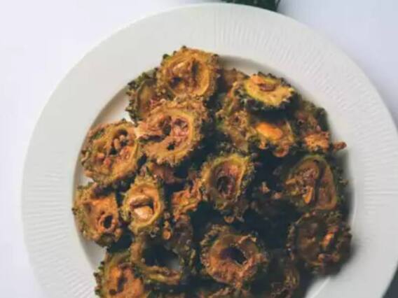 Summer Karela Fry: गर्मी में करेला खाना सेहत के लिए होता है फायदेमंद, बच्चों से लेकर बूढ़े तक को आएगा पसंद