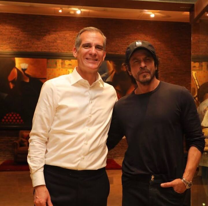 શાહરૂખ સાથે મુલાકાત બાદ એરિક ગાર્સેટીએ ટ્વિટ કરીને લખ્યું, શું મારા બોલિવૂડ ડેબ્યૂનો સમય આવી ગયો છે? સુપરસ્ટાર સાથે અદ્ભુત ચેટ કરી.